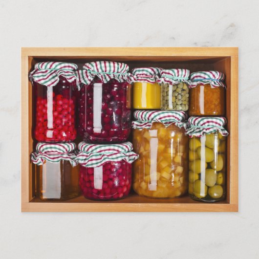 Viele Glasflaschen mit vorbehaltenem Essen Postkarte (Vorderseite)