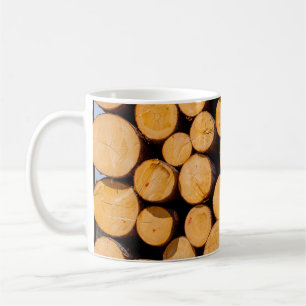 Viele Holzstämme runder Teakholz-Baumstämme Kaffeetasse