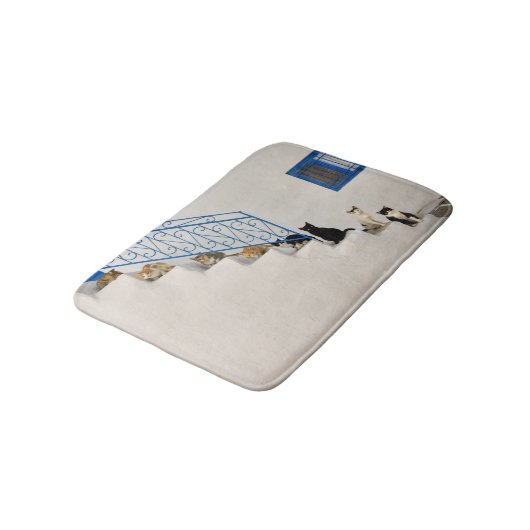 Viele Katzen auf einer weißen Treppe in einem grie Badematte (Schrägansicht)