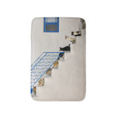 Viele Katzen auf einer weißen Treppe in einem grie Badematte (Vorderseite Vertikal)