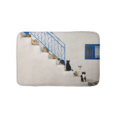Viele Katzen auf einer weißen Treppe in einem grie Badematte (Vorderseite)
