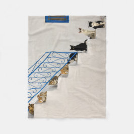 Viele Katzen auf einer weißen Treppe in einem grie Fleecedecke