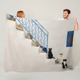 Viele Katzen auf einer weißen Treppe in einem grie Fleecedecke