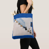 Viele Katzen auf einer weißen Treppe in einem grie Tasche (Von Nahem)