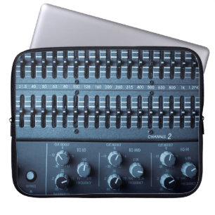 Viele Knöpfe an einem Soundmischer in einem Tonstu Laptopschutzhülle