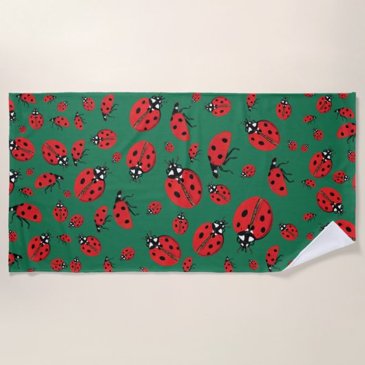 Viele Red Ladybugs Lucky Pattern Green Strandtuch (Vorderseite)