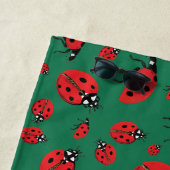 Viele Red Ladybugs Lucky Pattern Green Strandtuch (Beispiel)