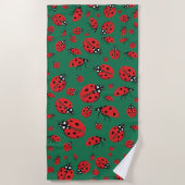 Viele Red Ladybugs Lucky Pattern Green Strandtuch (Vorderseite)