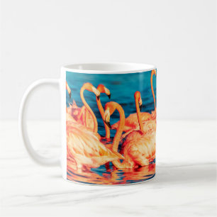 Viele rosa Korallen schöne wilde Flamingos in blau Kaffeetasse