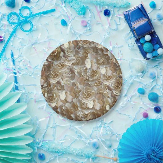 Viele schöne Blütenblätter der Rose Pappteller (Party)