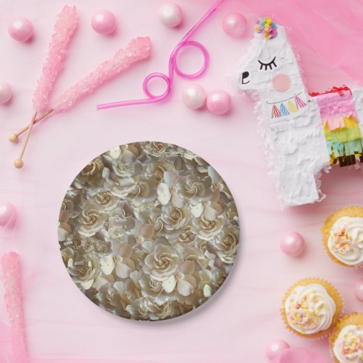 Viele schöne Blütenblätter der Rose Pappteller (Party)