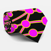 Viele Straßen II Magenta & Gelb auf schwarz Krawatte (Gerollt)