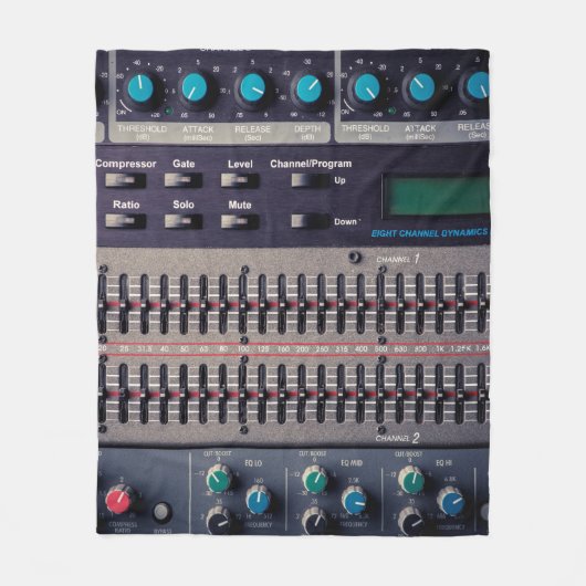 Viele Tasten auf einem Tonmischer in einem Aufnahm Fleecedecke (Vorderseite)