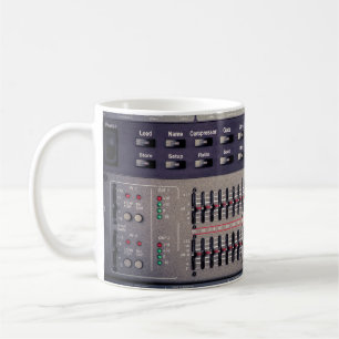 Viele Tasten auf einem Tonmischer in einem Aufnahm Kaffeetasse