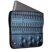 Viele Tasten auf einem Tonmischer in einem Aufnahm Laptopschutzhülle (Vorne Rechts)