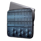 Viele Tasten auf einem Tonmischer in einem Aufnahm Laptopschutzhülle (Vorderseite Links)