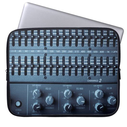 Viele Tasten auf einem Tonmischer in einem Aufnahm Laptopschutzhülle (Vorderseite)