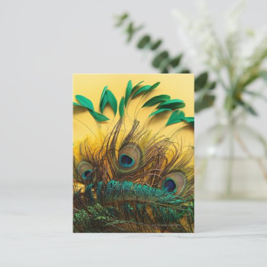 Viele verschiedene Arten von Federn auf einem gelb Postkarte (Stehend Vorderseite)