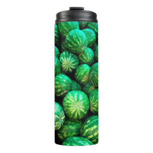 Viele Wassermelonen im Marktumfeld Thermosbecher