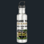 Vielen Dank Coach Team Name Foto Edelstahlflasche<br><div class="desc">Vielen Dank Coach Team Name Foto Stahlwasserflasche. Personalisieren Sie Ihr Foto mit Ihrem Coach, Teamname, Teamname und Jahr. Sie können jeden Text auf der Flasche ändern oder löschen. Ein tolles Geschenk und ein Sake für einen Fußballtrainer! Das Team sollte die nicht entworfenen Bereiche mit einem festen Marker für einen guten...</div>