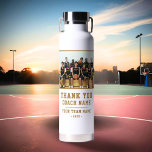 Vielen Dank Coach Team Name Foto Trinkflasche<br><div class="desc">Vielen Dank Coach Team Name und Team Foto Wasser Flasche. Personalisieren Sie Ihren Coachnamen, Teamname und das Jahr. Sie können jeden Text auf der Flasche ändern oder löschen. Ein tolles Geschenk für einen Trainer! Fügen Sie ein Team-Foto hinzu und lassen Sie das Team die nicht entworfenen Flaschenflächen mit einem feinen...</div>