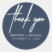 Vielen Dank, Dusty Navy Blue Minimalistisch Weddin Runder Aufkleber (Vorderseite)