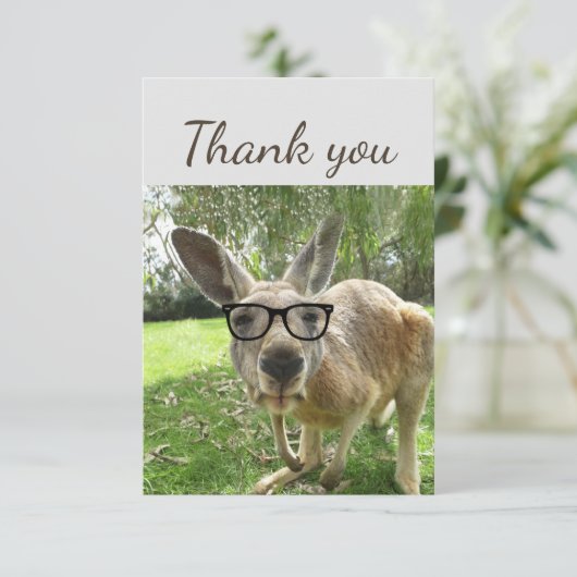 Vielen Dank Fun Neugierig Kangaroo Glasses Animal Dankeskarte (Stehend Vorderseite)