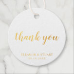Vielen Dank für die einfache Goldfoil-Hochzeit Geschenkanhänger<br><div class="desc">Einfache und dennoch elegante Hochzeitsbegünstigen-Tags mit einem einfachen Design mit der Nachricht "Danke" in einem Script-Schriftart, und Ihrem Namen und Datum in einem Serif-Schriftart. Alle Designelemente sind in realer Goldfolie auf weißem Hintergrund. Diese stilvollen und schicken Tags sind perfekt für das minimalistische Paar und fügen Ihren Favoriten eine klassische Touch...</div>