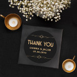 Vielen Dank für Ihre moderne Art Deco Black and Go Runder Aufkleber<br><div class="desc">Der moderne Art Deco Black und Gold Wedding Classic Round Sticker ist der perfekte Weg, um Ihnen mit Stil zu danken. Es zeichnet sich durch einen schwarzen Hintergrund und elegante goldene geometrische Akzente aus. Ideal zum Abdichten von Umschlägen oder zum Hinzufügen einer persönlichen Touch zu Ihren Vorzügen, erschließt dieser Aufkleber...</div>