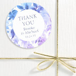 Vielen Dank Watercolor Wisteria Floral Wedding Runder Aufkleber<br><div class="desc">Vielen Dank Lila Watercolor Wisteria Floral Wedding Stickers bietet elegante Aquarellweiden-Blume in weicher Lavendel und lila mit grünen Blätter auf weißem Hintergrund mit "Danke" in modernen lila Kalligraphie-Skript mit Ihren Namen und Hochzeitstag unten. Für Sie entworfen von Evco Studio www.zazzle.com/store/evcostudio</div>