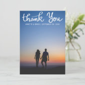 Vielen Dank, White Typografy Script Wedding Foto Dankeskarte (Stehend Vorderseite)