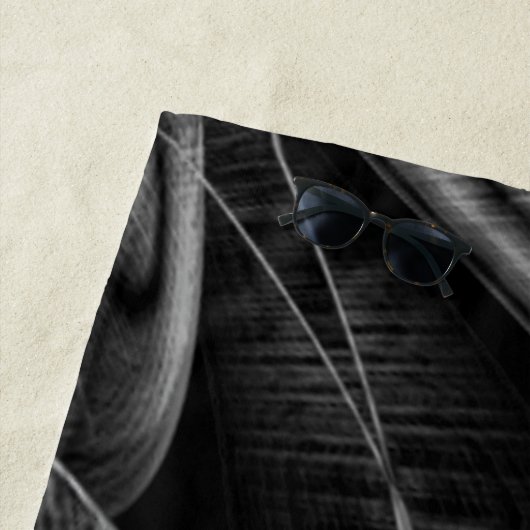 Vieles mit grauen Grooves auf dunklem Hintergrund Strandtuch (Beispiel)