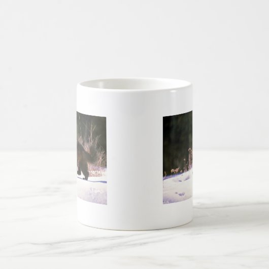 Vielfrass, der durch Schnee läuft Kaffeetasse (Mittel)