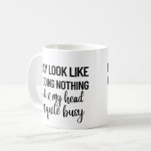 Vielleicht sehe ich so aus, als tue ich nichts kaffeetasse (Vorderseite Links)