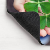 Vier-Blätter-Clovers in kleinen Händen Mousepad (Ecke)
