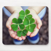 Vier-Blätter-Clovers in kleinen Händen Mousepad (Vorne)