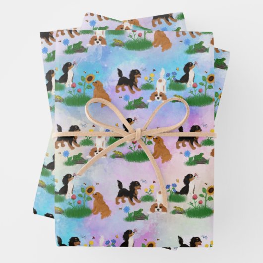 Vier Cavalier-Spaniels in einem Bereich von Blume Geschenkpapier Set (Beispiel)