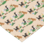 Vier Cavalier-Spaniels in einem Bereich von Blume  Tischdecke (Schrägansicht)