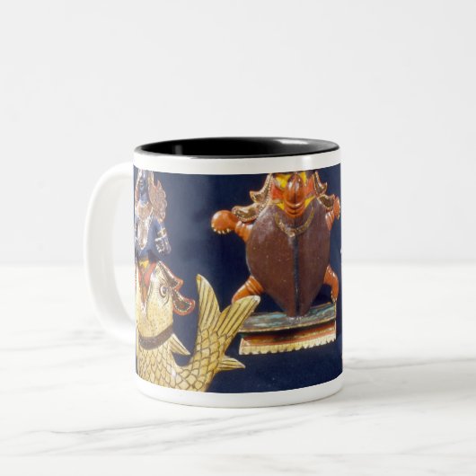 Vier der Inkarnationen von Vishnu Zweifarbige Tasse (Vorderseite Links)