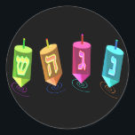 Vier Dreidelsklammern Runder Aufkleber<br><div class="desc">Vier mehrfarbige Dreilinge zeigen Nonne,  Gimel,  Hei und Schien. Nes Gadol Hayah Sham. Ein Chanukah-Design.</div>