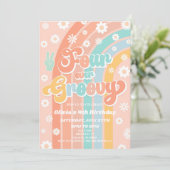 Vier Ever Groovy Rainbow Daisy 4. Geburtstag Party Einladung (Stehend Vorderseite)