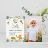 Vier Ever Wild Greenery Gold Safari Geburtstag Einladung (Stehend Vorderseite)