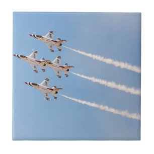 Vier F-16 Thunderbirds fliegen in enger Formation Fliese