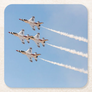 Vier F-16 Thunderbirds fliegen in enger Formation Rechteckiger Pappuntersetzer