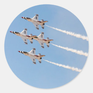 Vier F-16 Thunderbirds fliegen in enger Formation Runder Aufkleber
