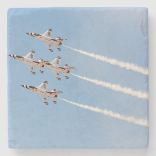 Vier F-16 Thunderbirds fliegen in enger Formation Steinuntersetzer