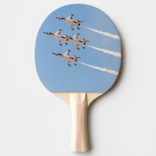 Vier F-16 Thunderbirds fliegen in enger Formation Tischtennis Schläger