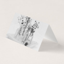 Vier Flaschen und weiße Blume