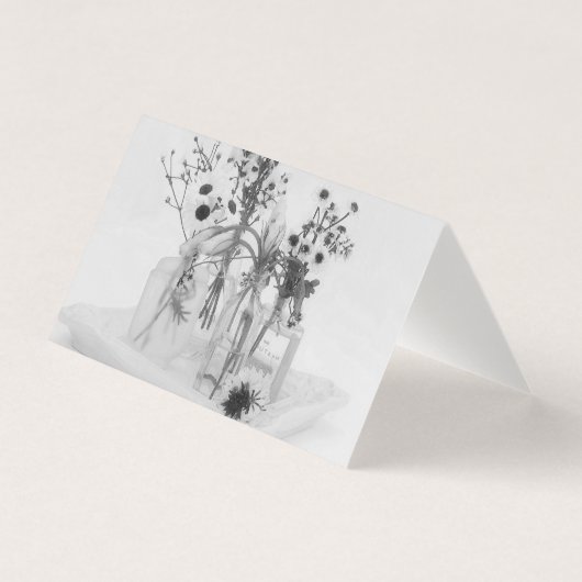 Vier Flaschen und weiße Blume (Vorderseite)