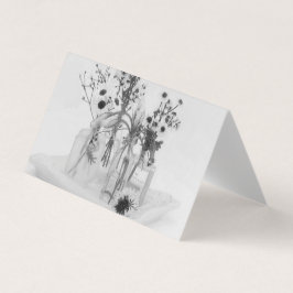 Vier Flaschen und weiße Blume